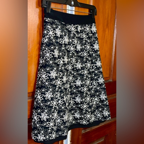 Christopher & Banks Black & White Embroidered Daisy Skirt. Size 10 - Picture 3 of 6